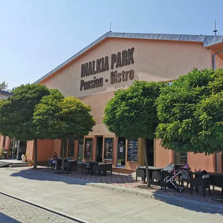 Malkia 3* Orechova Poton